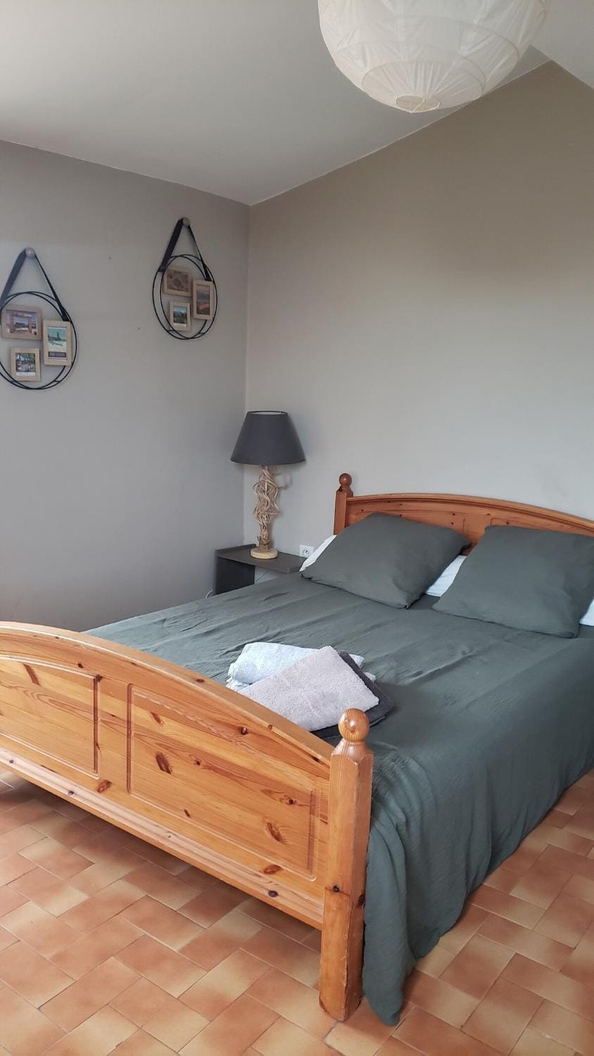 Bed, Bedroom, towels