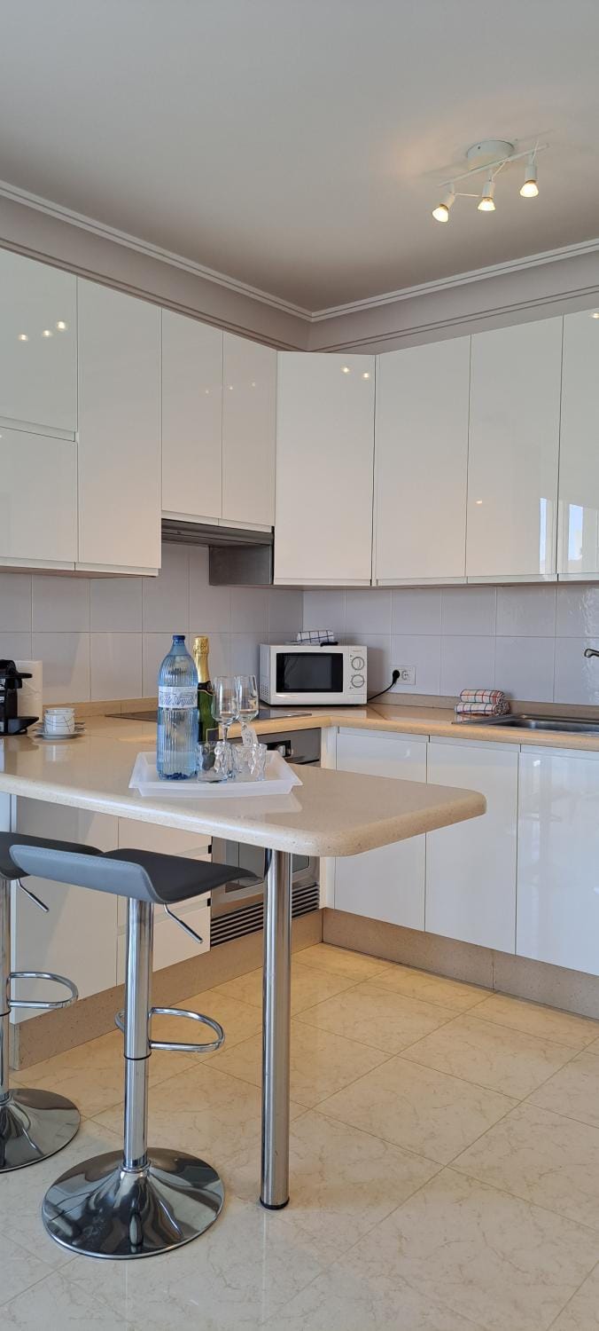 Coffee/tea facilities, Kitchen or kitchenette, Dining area, stove, toaster