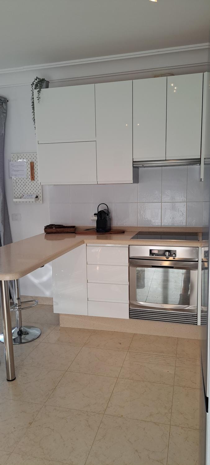 Kitchen or kitchenette, minibar, stove