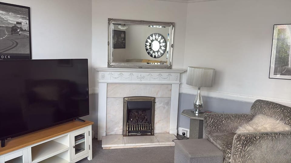 5 Bed Villa - Sleeps 10 - Pets - Garden - Parking House in Skegness