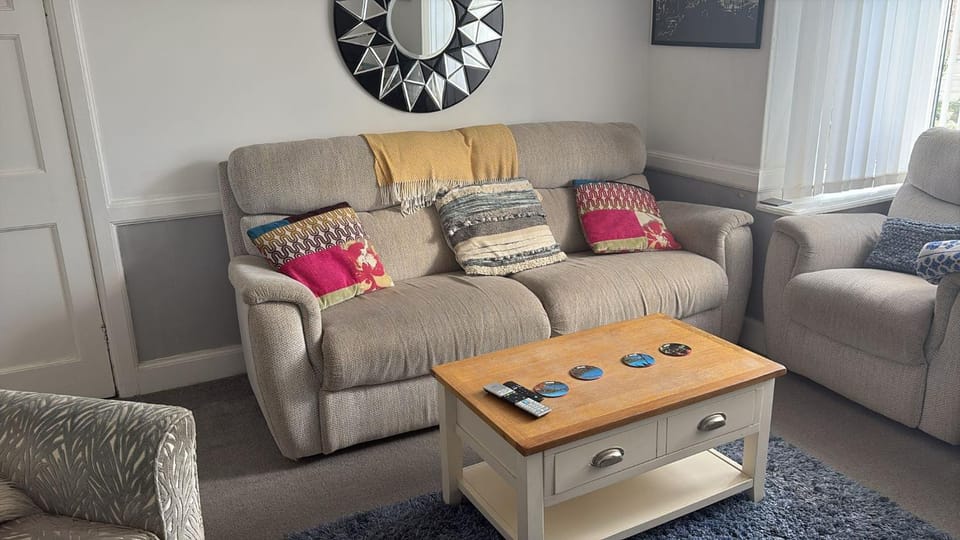 5 Bed Villa - Sleeps 10 - Pets - Garden - Parking House in Skegness