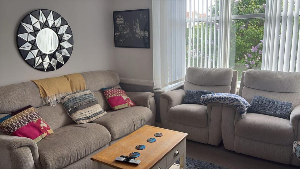 5 Bed Villa - Sleeps 10 - Pets - Garden - Parking House in Skegness