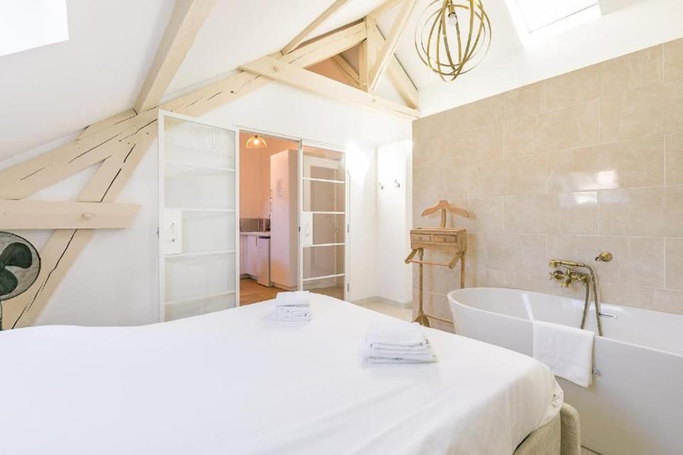 Bed, towels