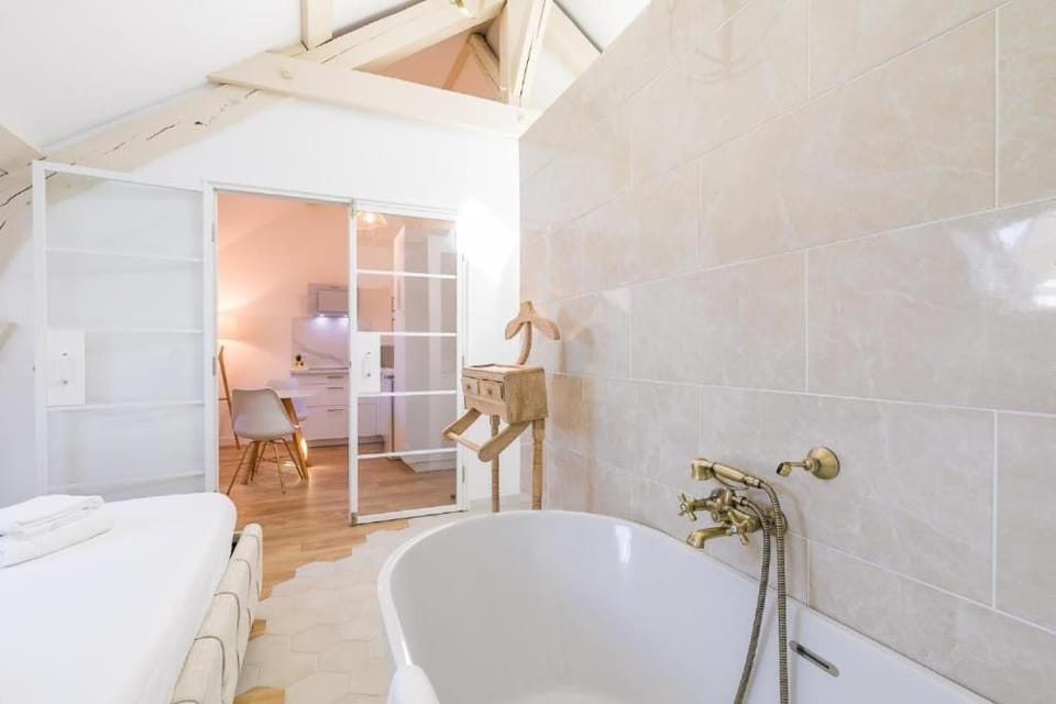 Photo of the whole room, Bath