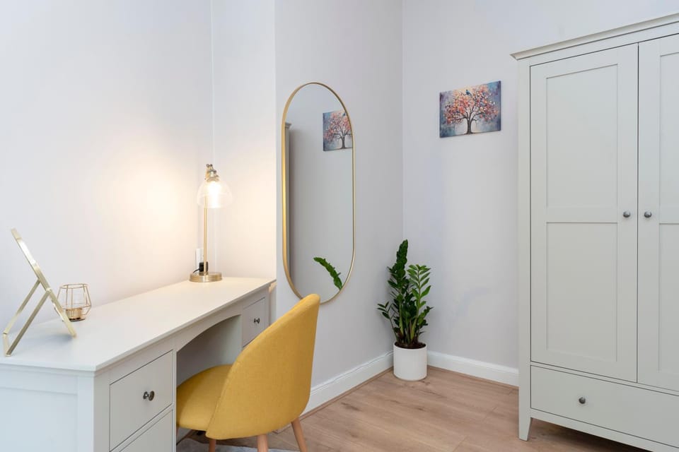 hair dresser, wardrobe