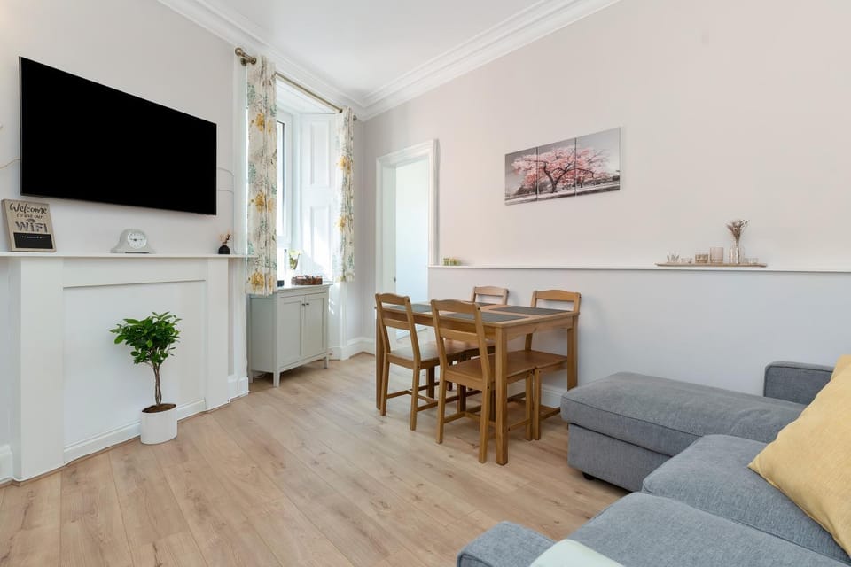 TV and multimedia, Living room, Dining area