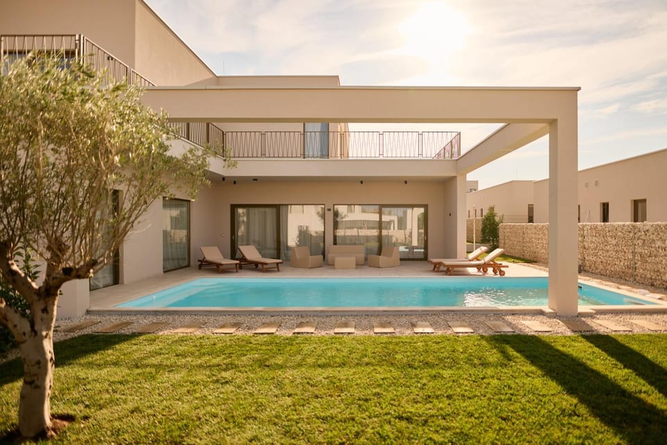 Property building, Day, Balcony/Terrace, Swimming pool, sunbed