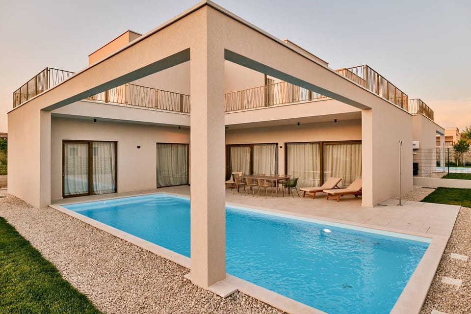 Balcony/Terrace, Swimming pool, sunbed