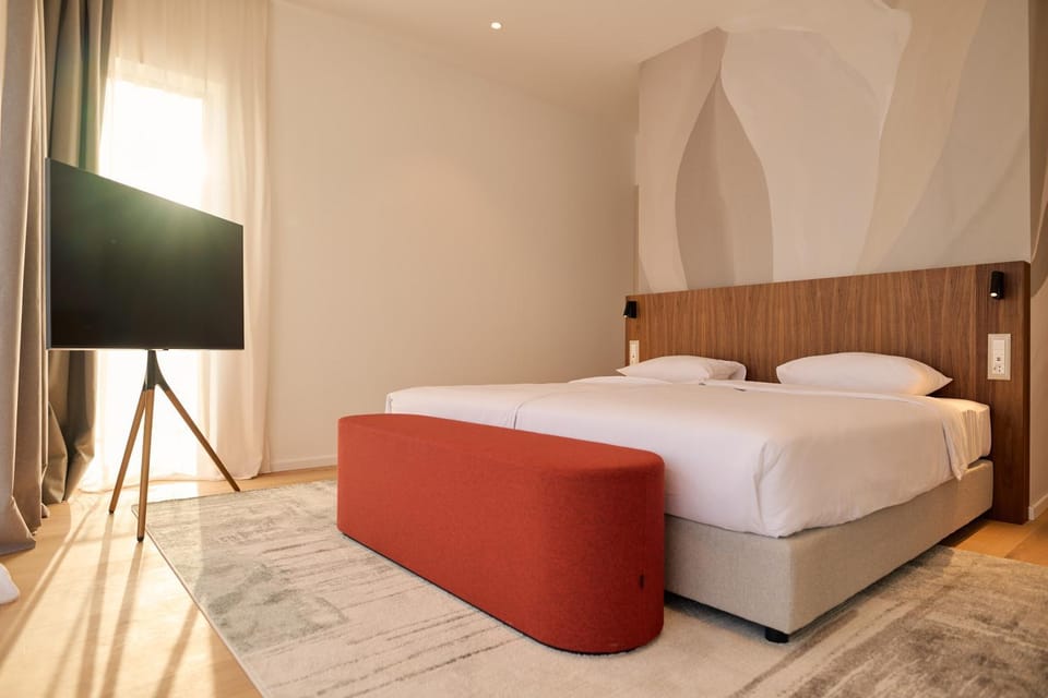 Bed, TV and multimedia, Bedroom