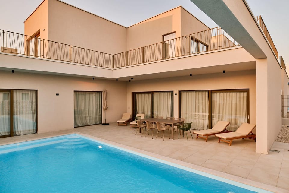 Balcony/Terrace, Swimming pool, sunbed