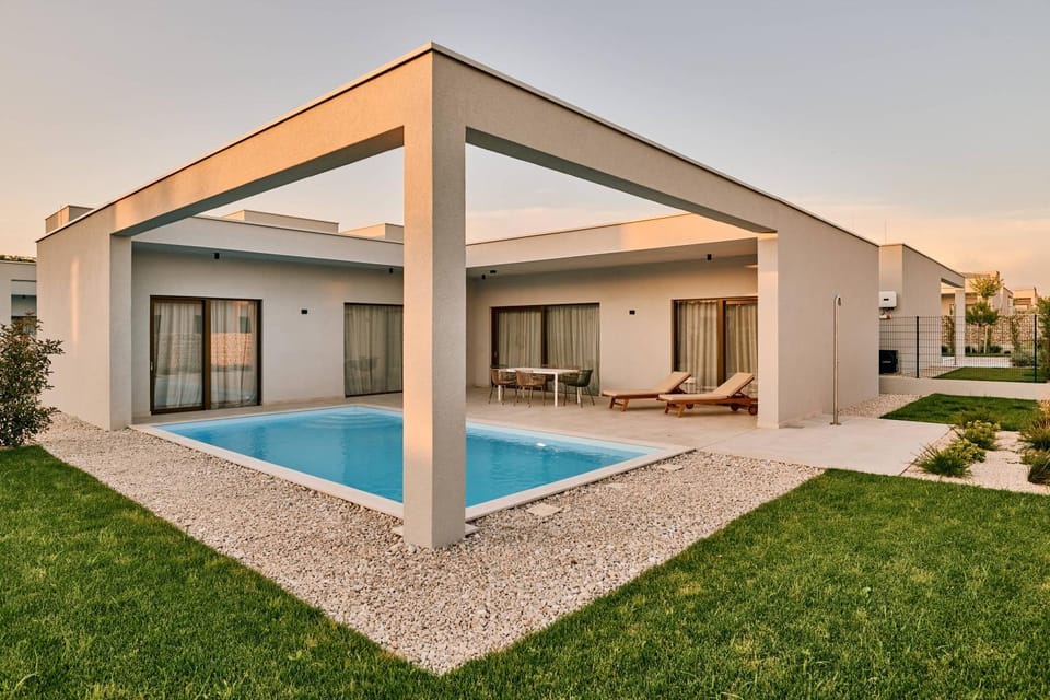 Day, Balcony/Terrace, Seating area, Swimming pool, sunbed