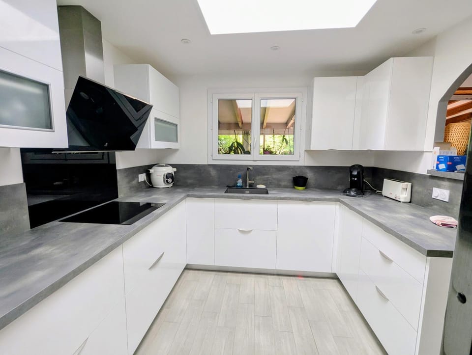 Kitchen or kitchenette, dishwasher, stove
