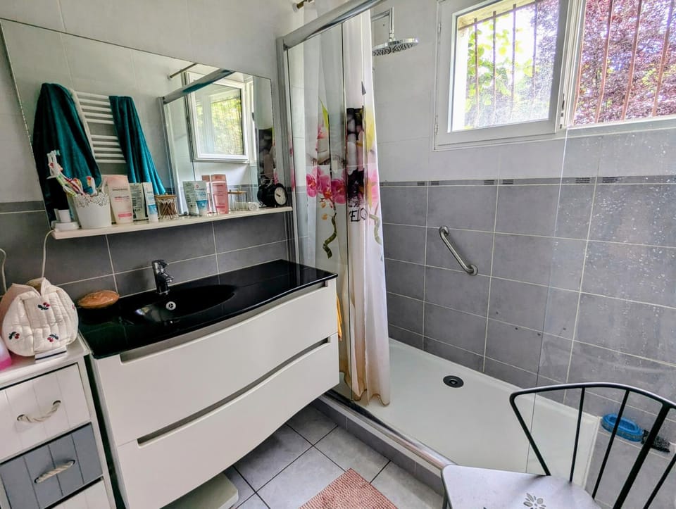 Shower, Bathroom, towels