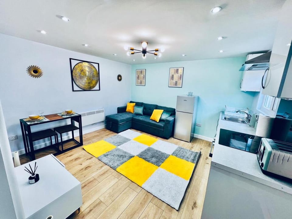 Kitchen or kitchenette, Living room, Seating area, Dining area
