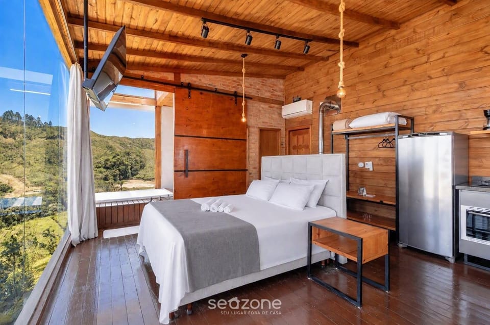 Bed, TV and multimedia, View (from property/room), Bedroom, Mountain view