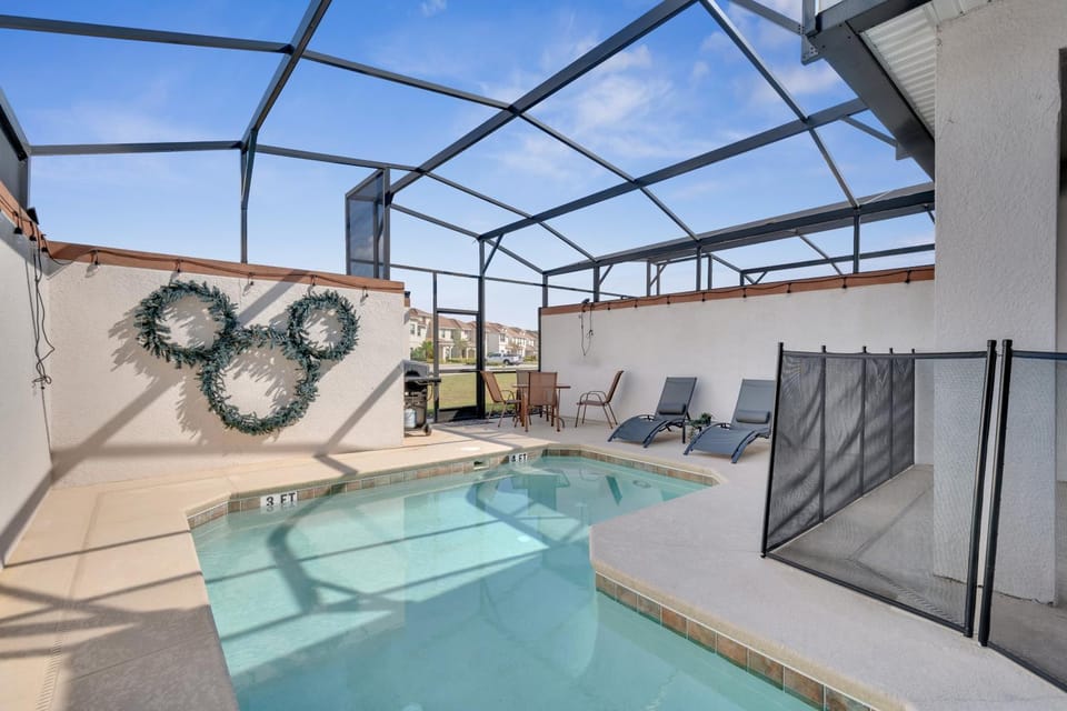 Patio, Swimming pool, sunbed