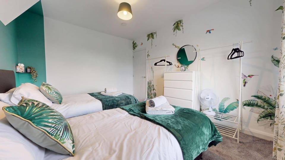 Bed, Bedroom, towels