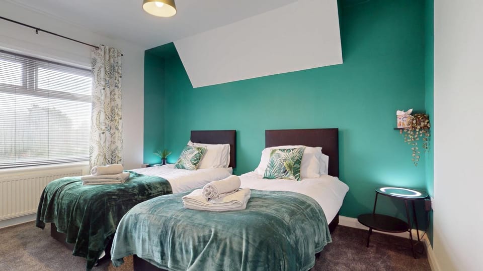 Bed, Bedroom, towels