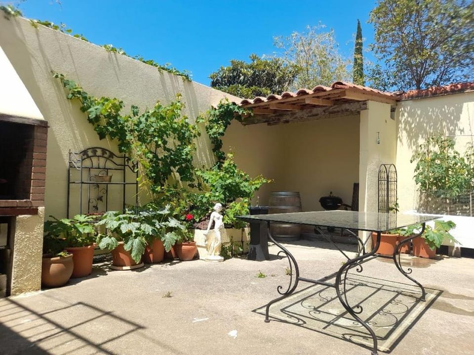 Double room, in an elegant house, Thuir centre, terraces view Canigou Bed and Breakfast in Occitanie