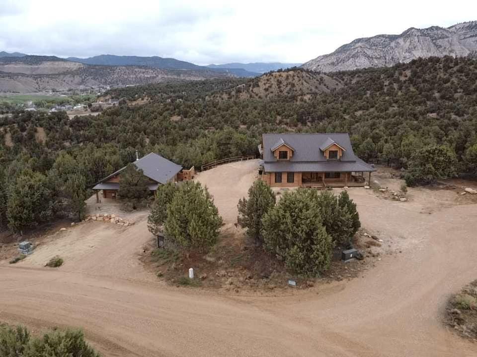 Mountain Retreat with private hot tub Close to Zion House in Orderville