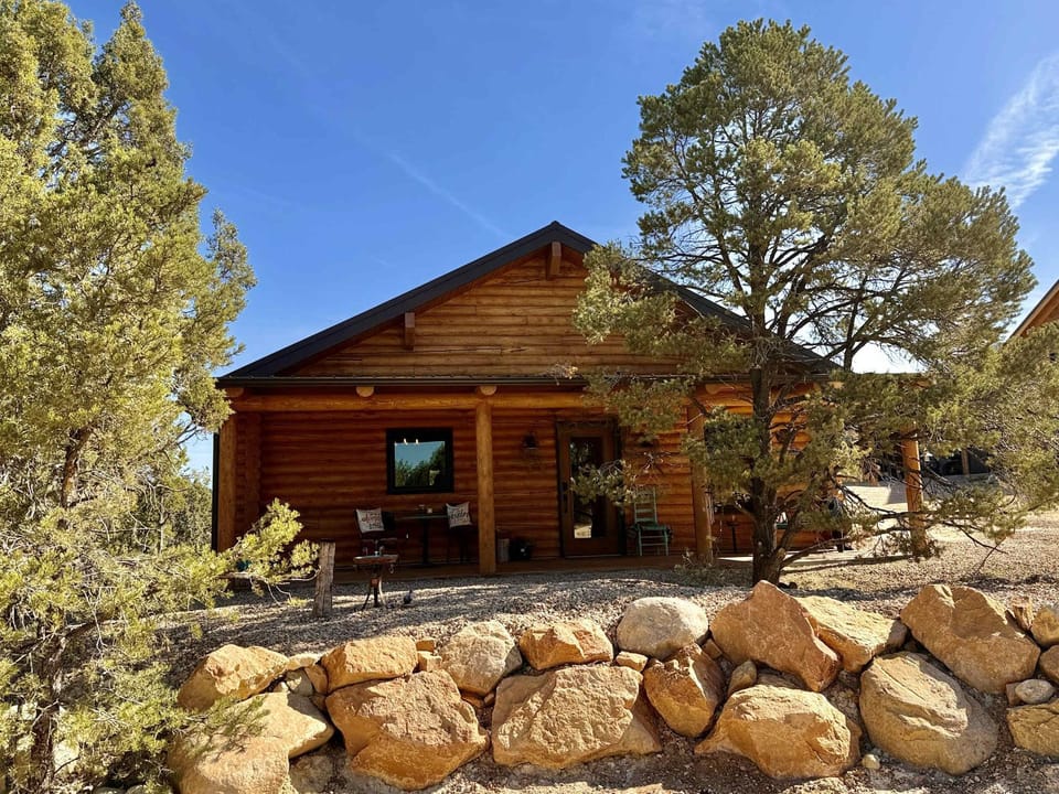 Mountain Retreat with private hot tub Close to Zion House in Orderville