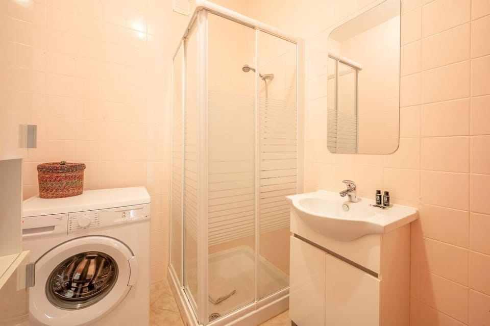 Shower, Toilet, Bathroom, washing machine