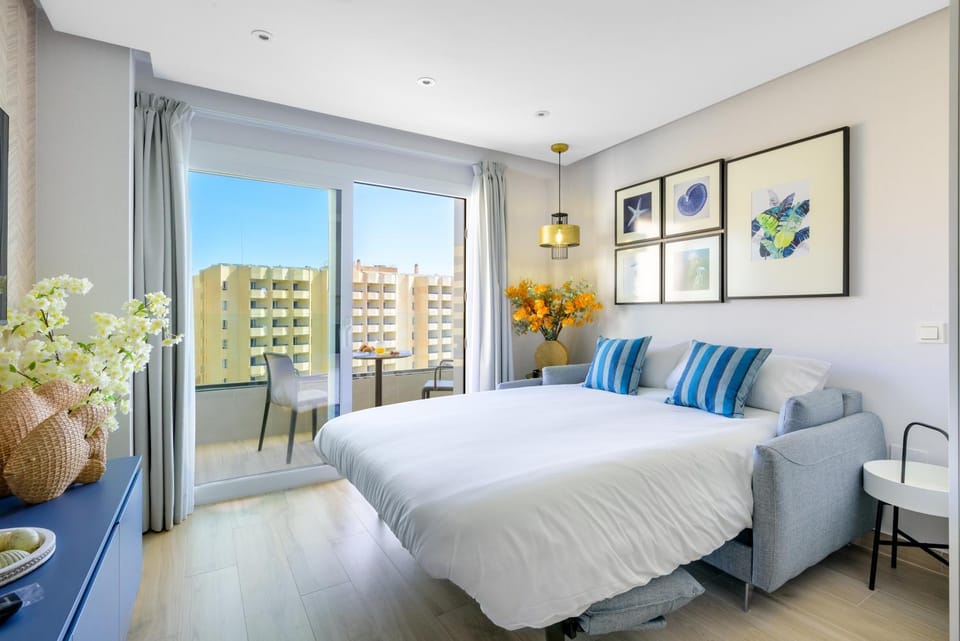 Bed, Seating area