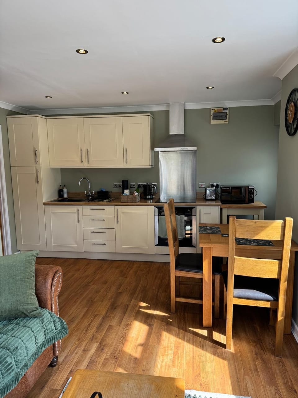 Coffee/tea facilities, Kitchen or kitchenette, Dining area, oven, pet friendly, stove, toaster
