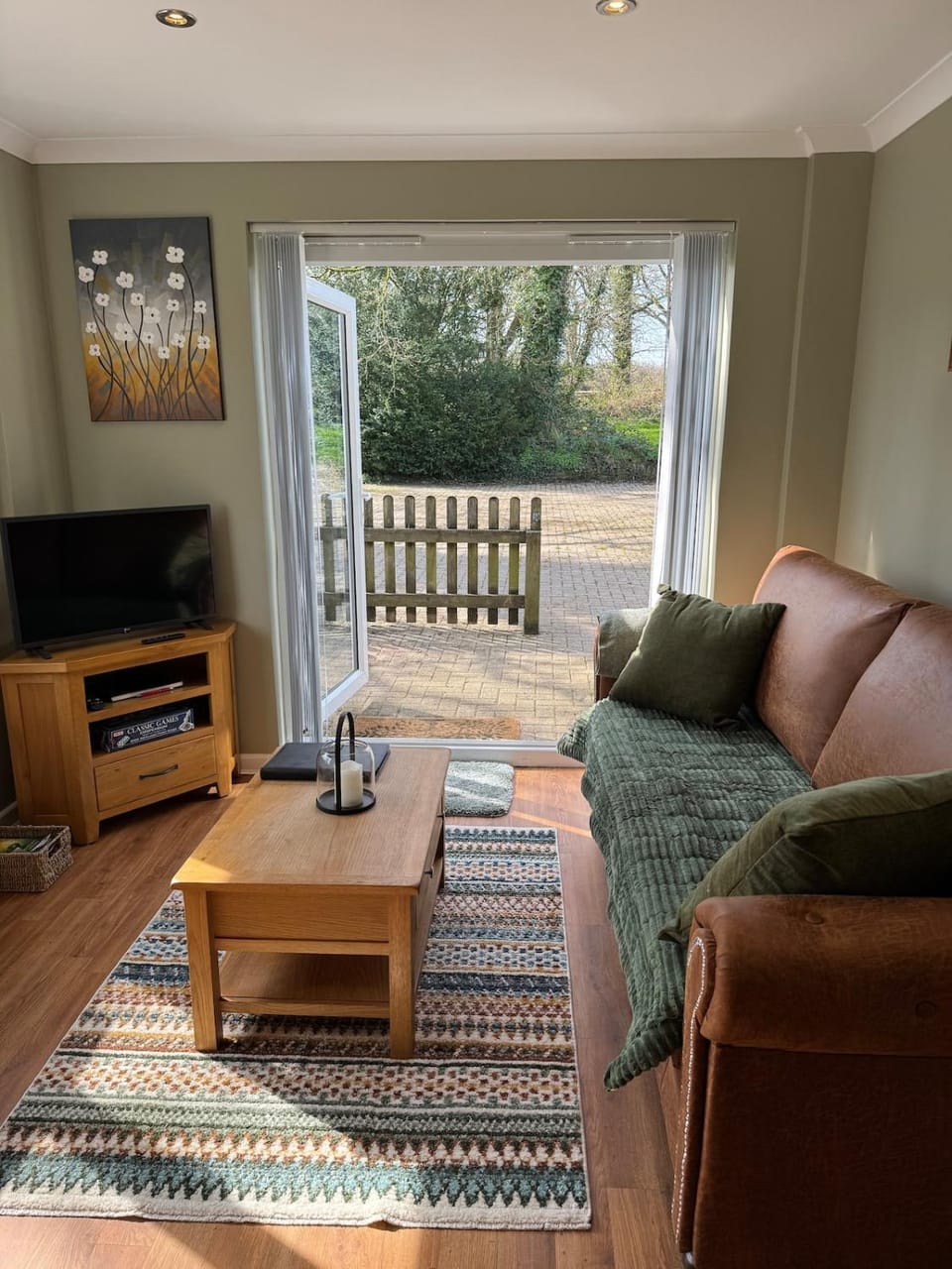 TV and multimedia, Living room, Seating area, internet