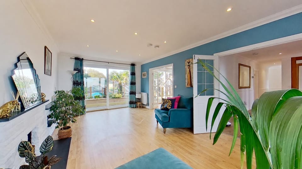 Botany Bay Beach House - Sleeps 8 - Stunning Sea Views House in Broadstairs