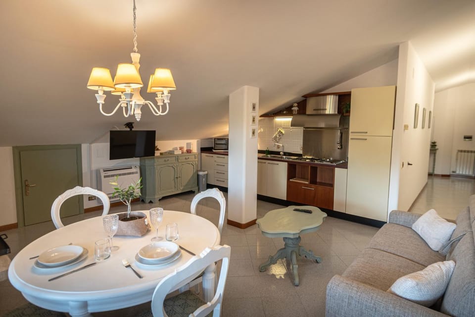 Kitchen or kitchenette, Living room, Seating area, Dining area, stove