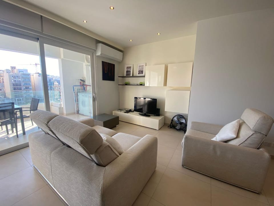 Communal lounge/ TV room, TV and multimedia, Living room, Seating area, Evening entertainment