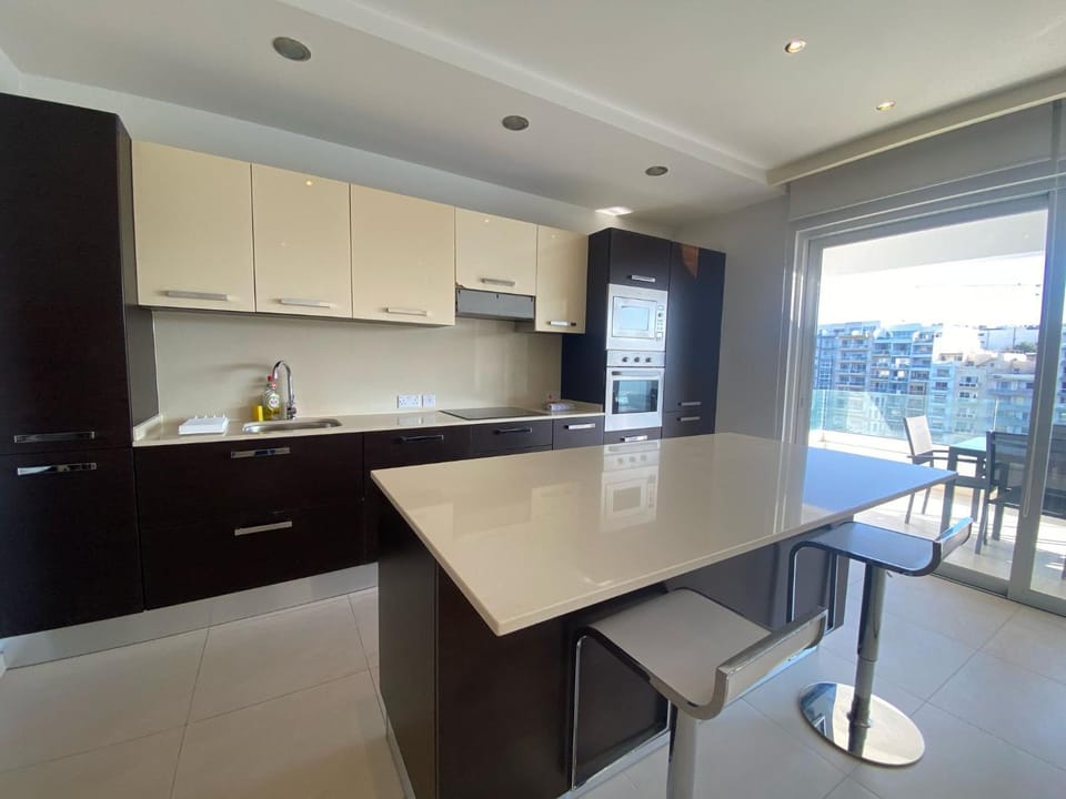 Kitchen or kitchenette, Dining area, oven, stove