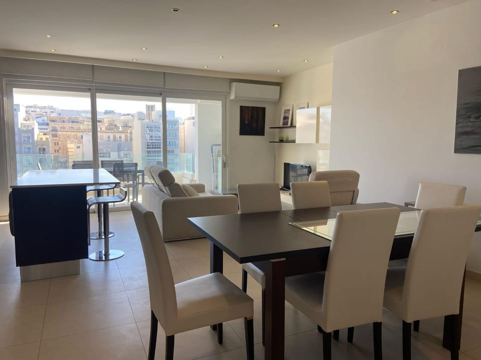 TV and multimedia, Kitchen or kitchenette, Living room, Seating area, Dining area, air conditioner