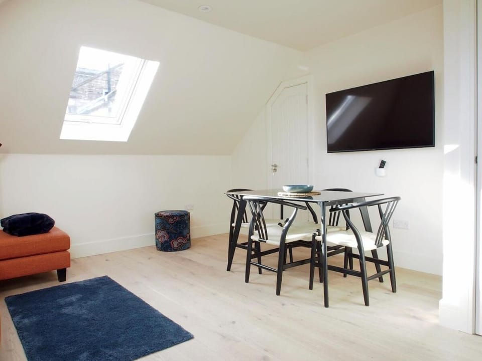 Stylish Mezzanine Loft in Central Edinburgh - Flat 5, Elgin House Apartments Apartment in Edinburgh