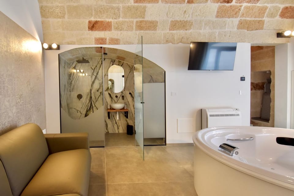 Shower, Toilet, Bathroom, TV and multimedia