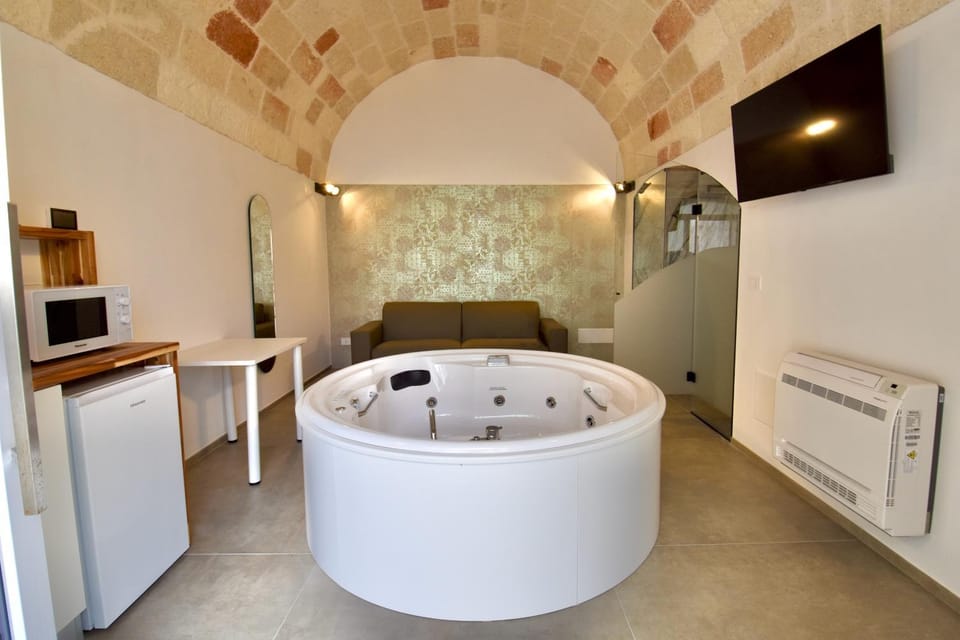 Hot Tub, TV and multimedia, Photo of the whole room, Swimming pool, Bath, heating, air conditioner