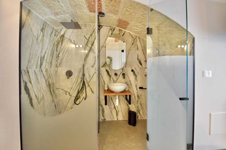 Shower, Bathroom, hair dryier, towels