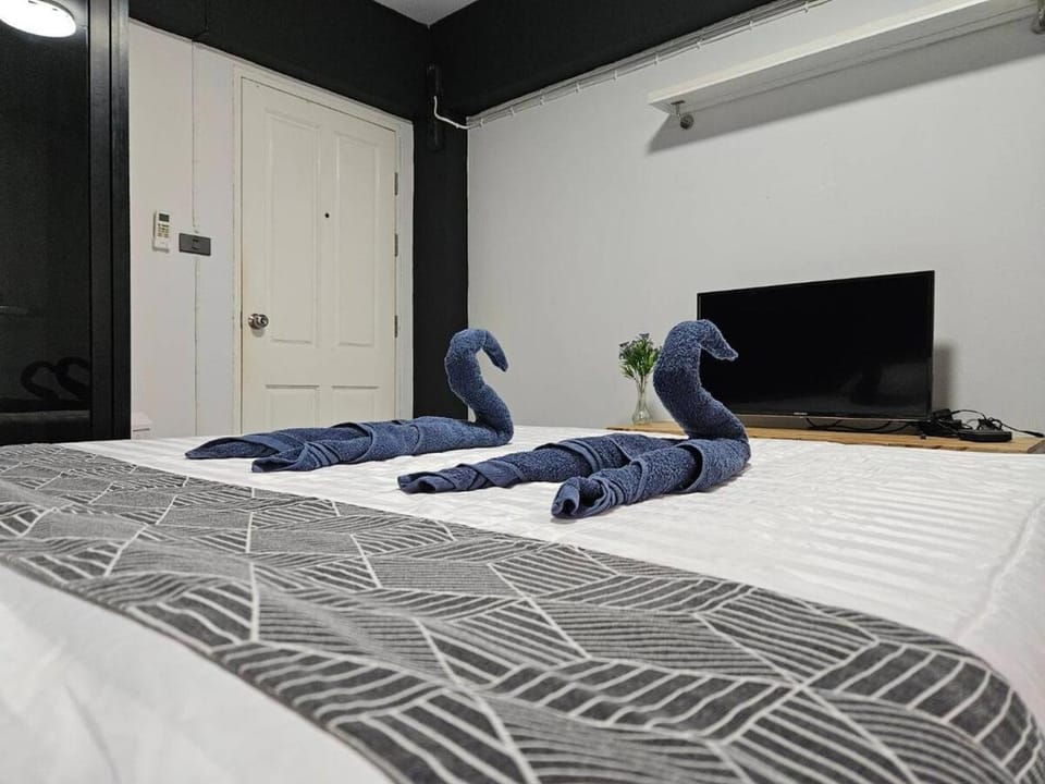 Bed, TV and multimedia, Bedroom
