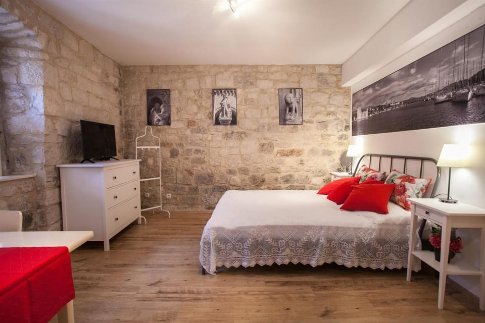 Photo of the whole room, Dining area, Bedroom