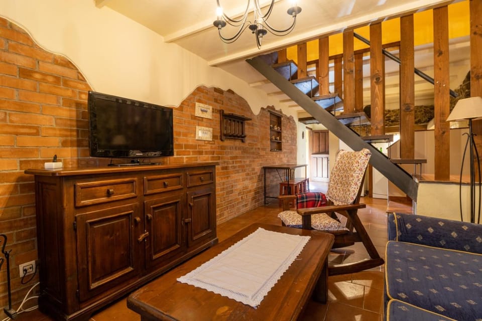 Communal lounge/ TV room, TV and multimedia, Living room, Seating area, Evening entertainment
