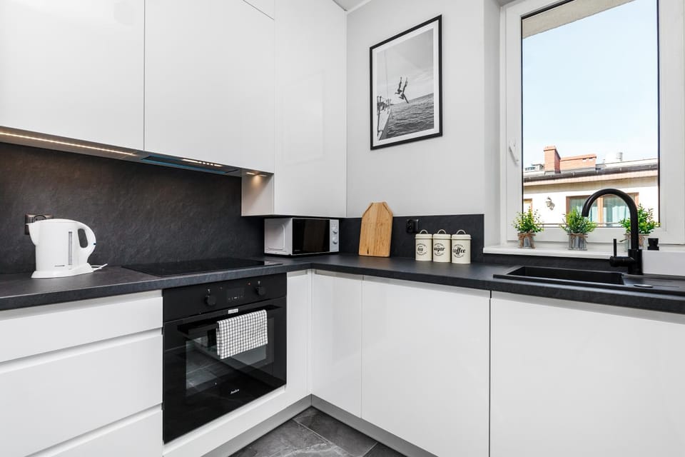 Kitchen or kitchenette, dishwasher, stove