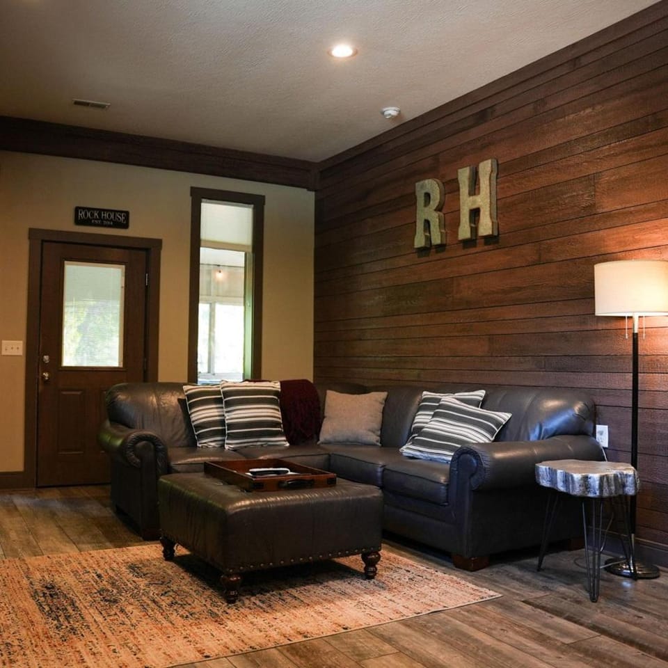 Rockhouse - by The Chalets House in Laurel Township