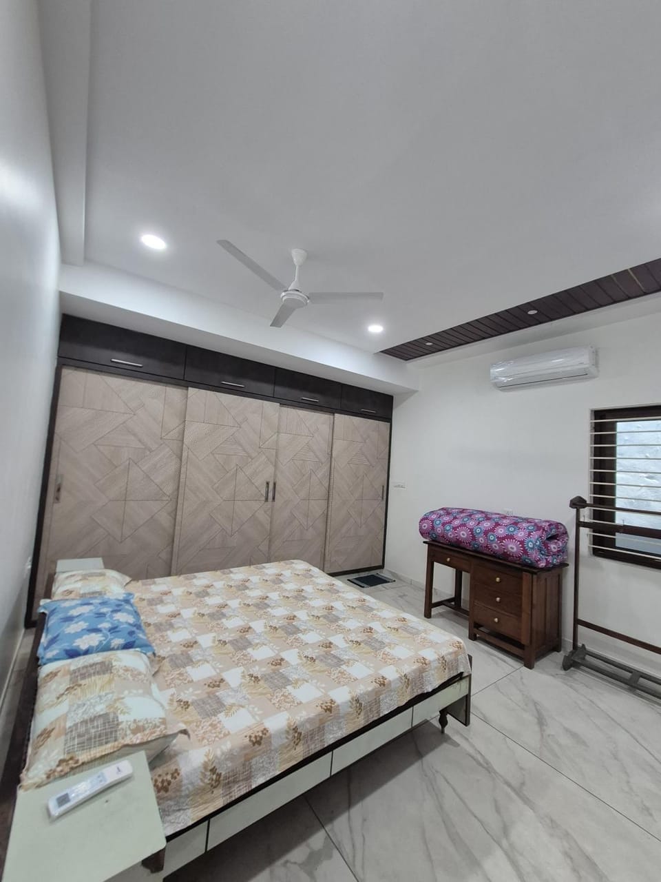 Photo of the whole room, Bedroom
