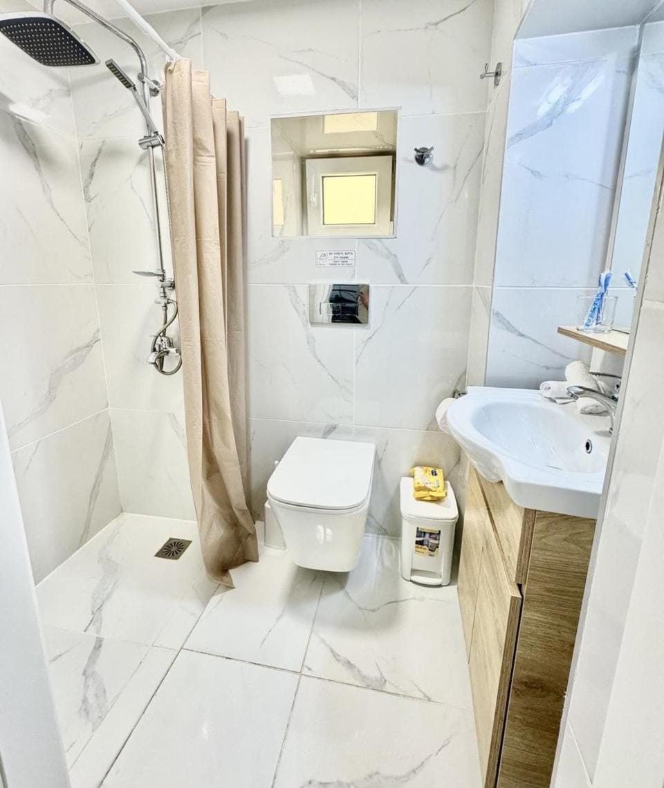 Shower, Toilet