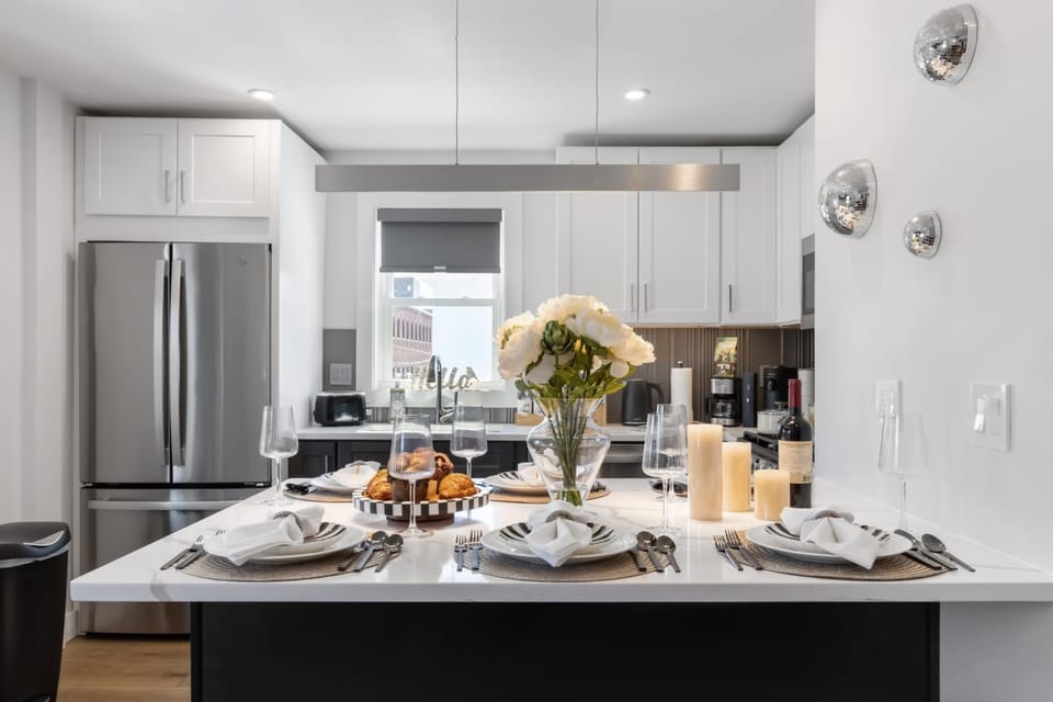 Coffee/tea facilities, Kitchen or kitchenette, Dining area, oven, stove