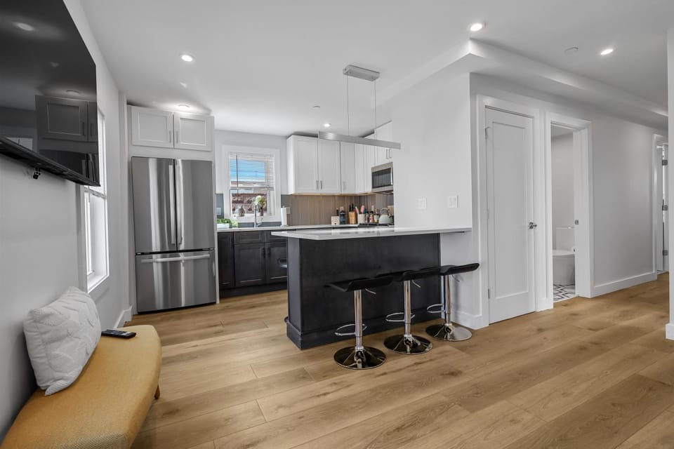 Kitchen or kitchenette, Seating area, Dining area