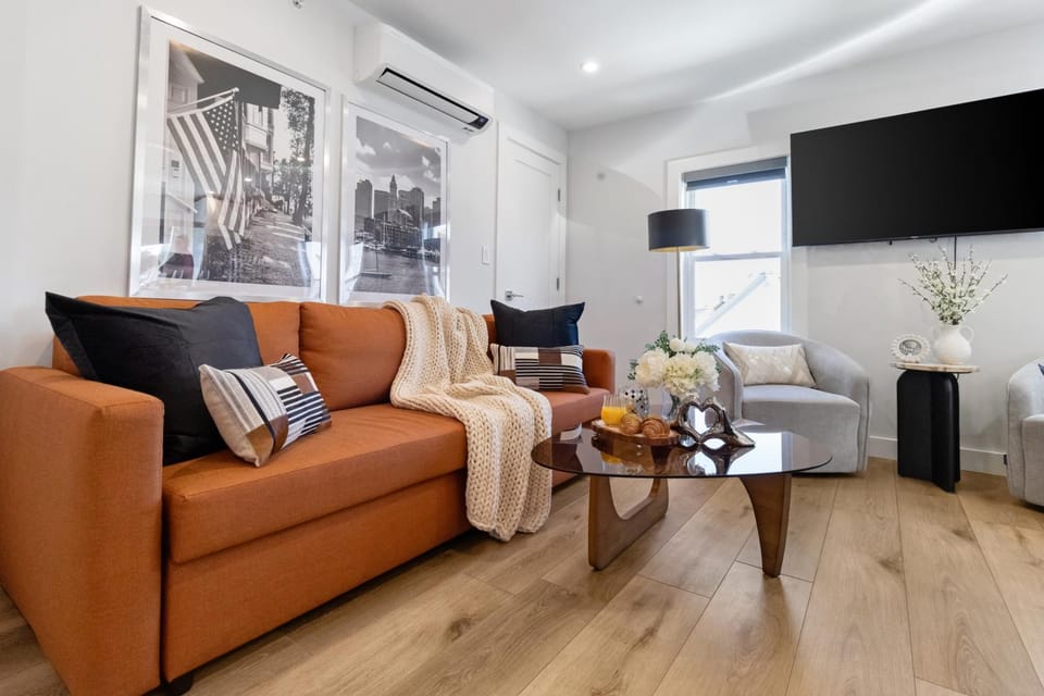 TV and multimedia, Living room, Seating area, air conditioner