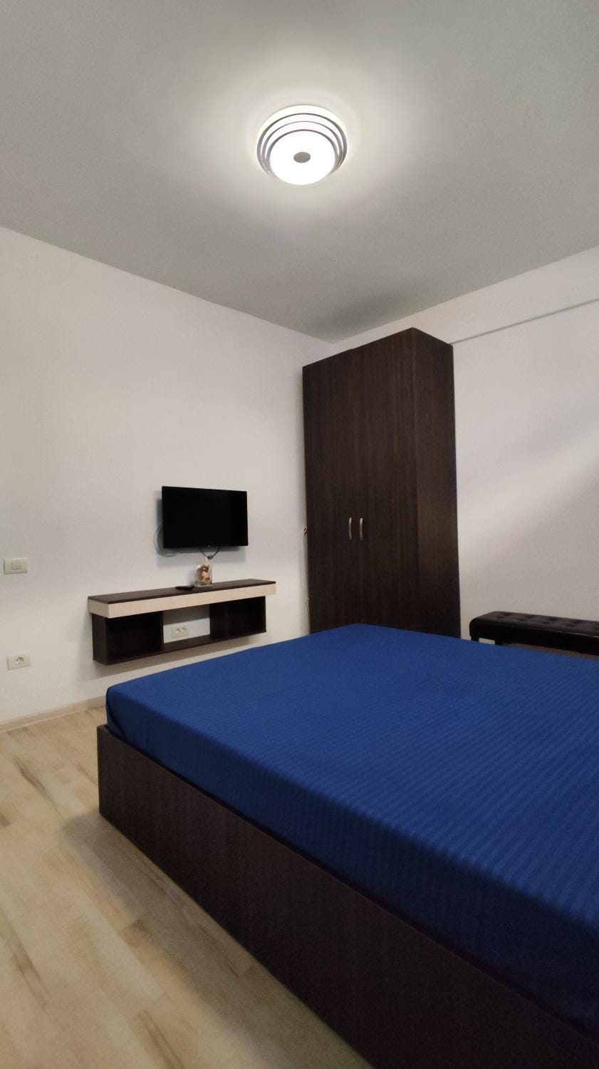 Bed, TV and multimedia, Bedroom, wardrobe