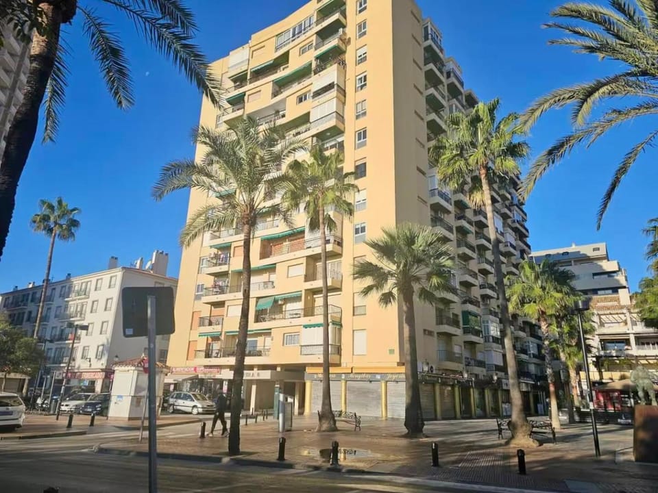 Property building, Day, Neighbourhood, Beach, City view, Street view, Location